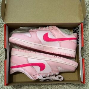 BNIB, Triple Pink Nike Dunks 🩷💕